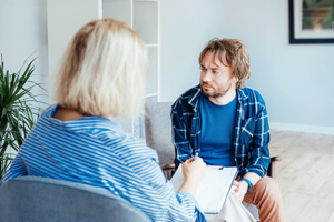 a therapist talks with a client during Opiate addiction treatment